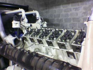 Maintenance, r�paration, sur site et en atelier 1250 kVa, 12 cyl. Perkins, en cours de d�culassage pour r�vision 4000 h
