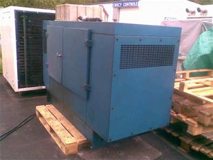 GROUPE ELECTROGENE D OCCASION DE  10 KVA LOMBARDINI longueur 2000 mm largeur 850 mm hauteur 1300 mm  400 kg 