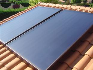 LE CHAUFFE EAU SOLAIRE : C.E.S.I. Vue de deux capteurs solaires couleur 'bronze' SCHUCO en appuie sur toiture.